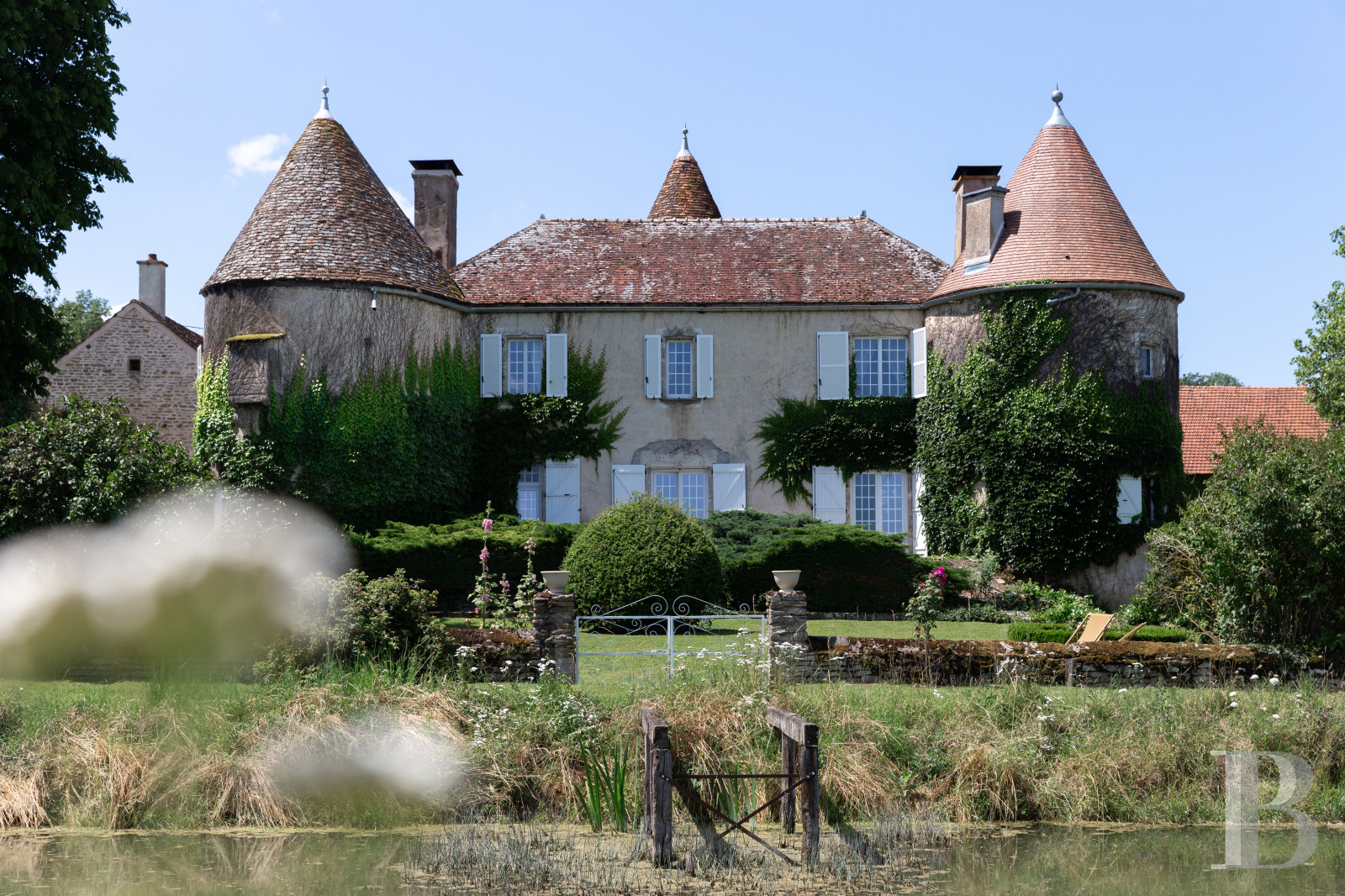 A 15th-century family chateau in the Auxois region of the Côte-d'Or - photo  n°1
